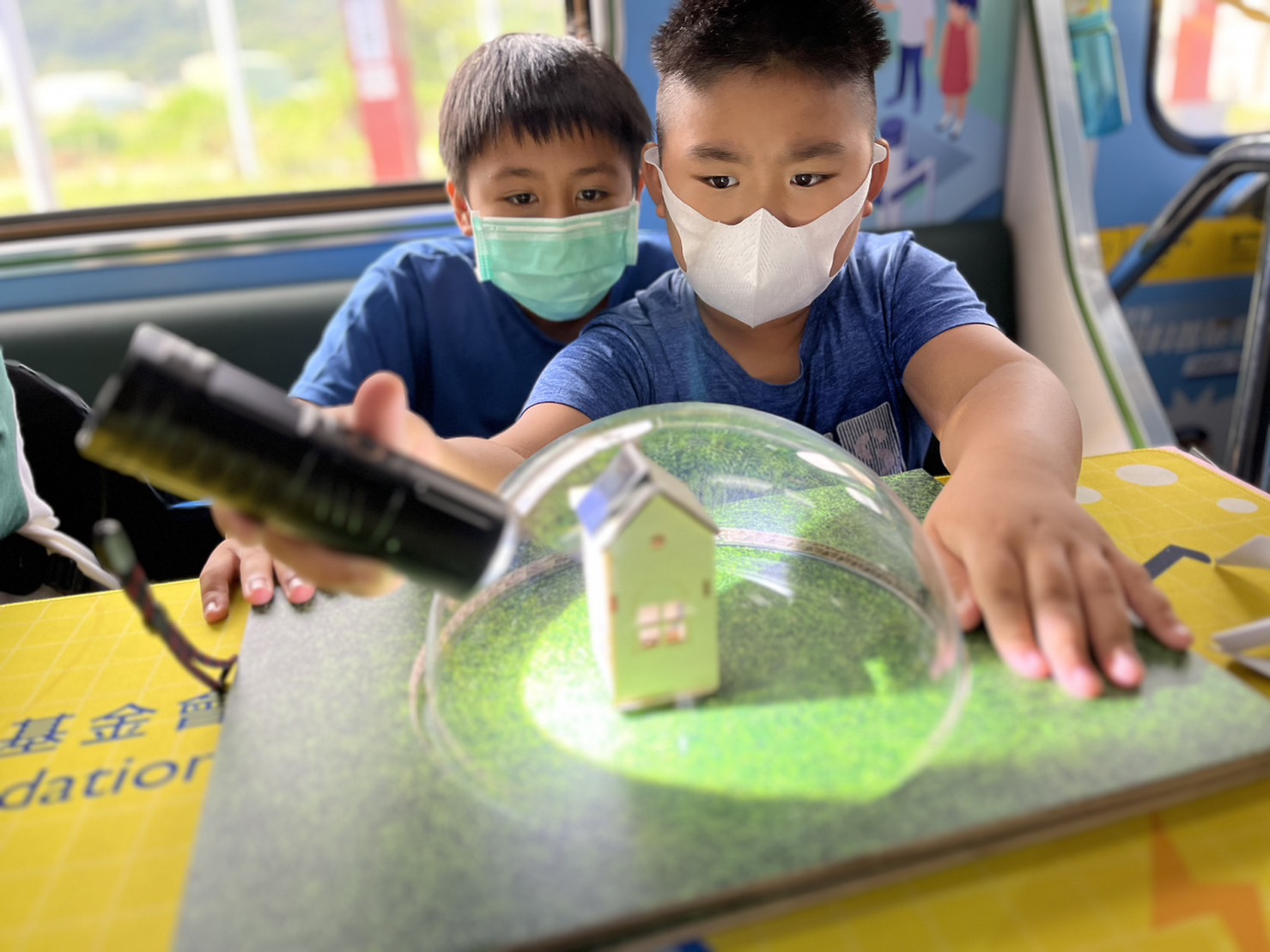 888电子參與基礎科學主題車廂，以STEAM教學精神，設計「逐日科學家」、「太陽能工程師」以及「淨零建築師」三大能源科普課程和實驗